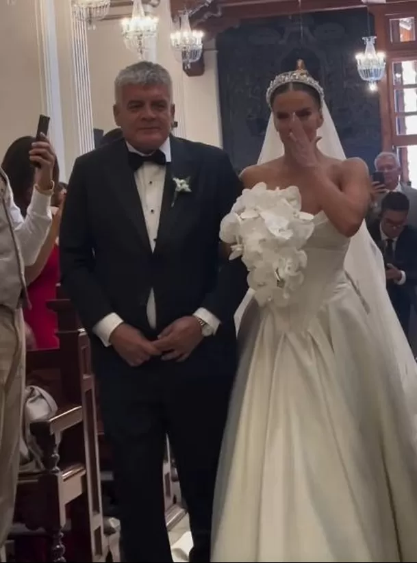 Alejandra Baigorria llora de emoción mientras camina al altar con su padre Sergio Baigorria / Instagram