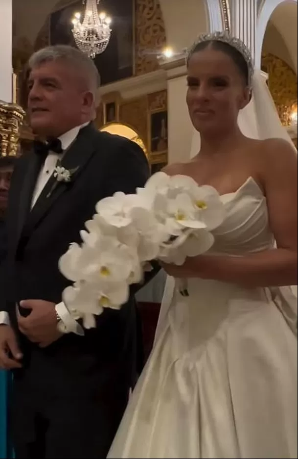 Alejandra Baigorria llegó al la iglesia con su padre / Captura