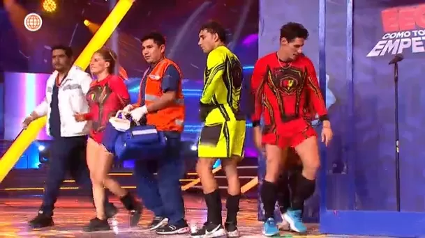 Tras responder correctamente, la rubia salió de la cabina pero no reparó en que había una barrera y se fue de cara. Foto: América TV