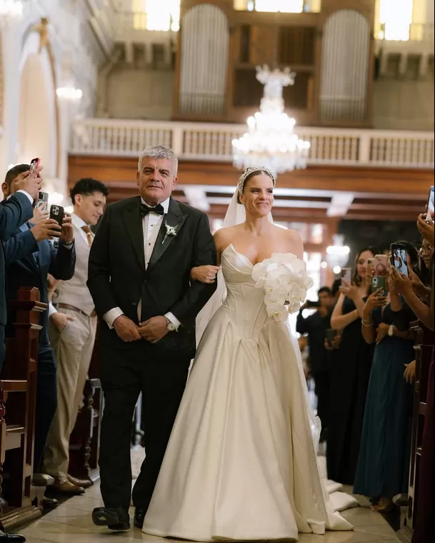 Alejandra Baigorria llegó del brazo de su padre Sergio Baigorria a la iglesia San Pedro / Instagram