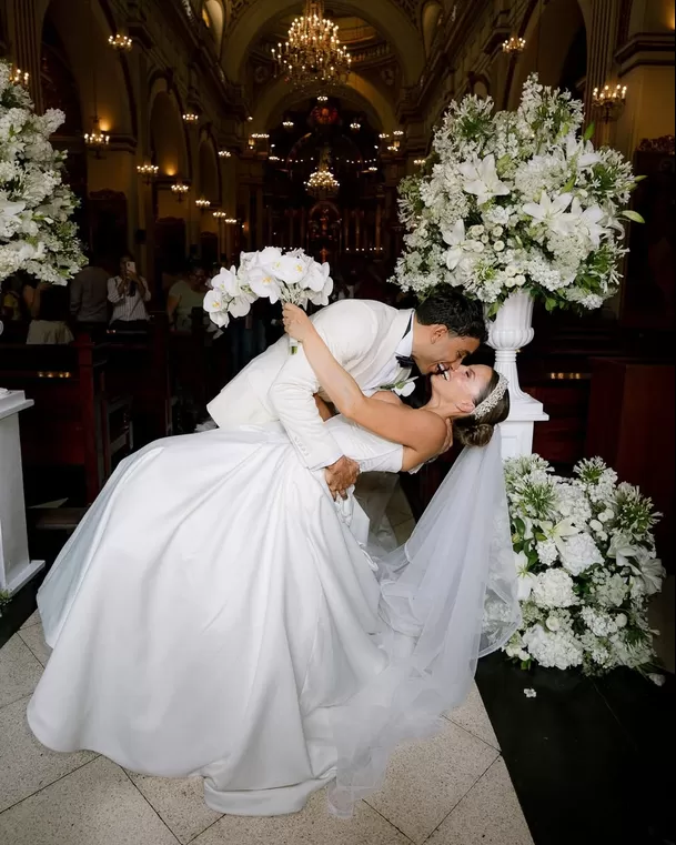 El beso de Alejandra Baigorria y Said Palao que hizo suspirar a todos los invitados a la boda / Instagram