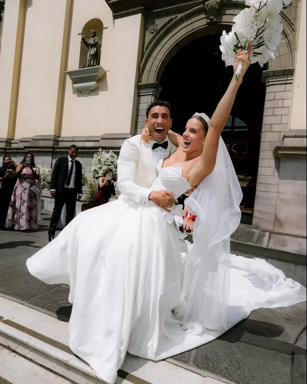 Alejandra Baigorria y Said Palao estuvieron por caerse al salir de la iglesia / Instagram