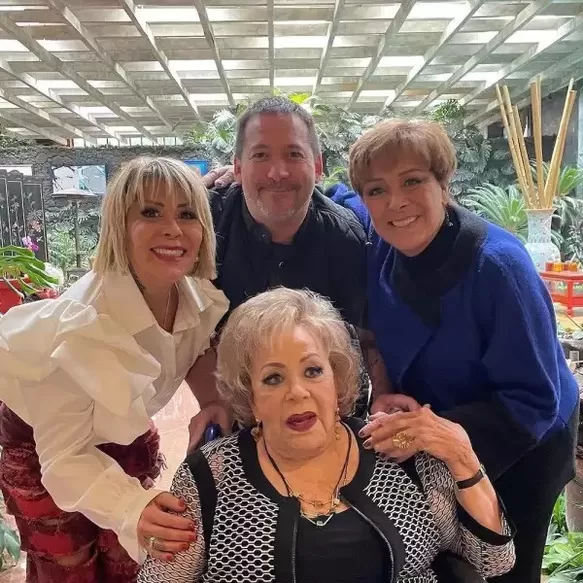 Alejandra y Luis Enrique Guzmán con Sylvia Pasquel y Silvia Pinal en su cumpleaños 90. Fuente: Instagram