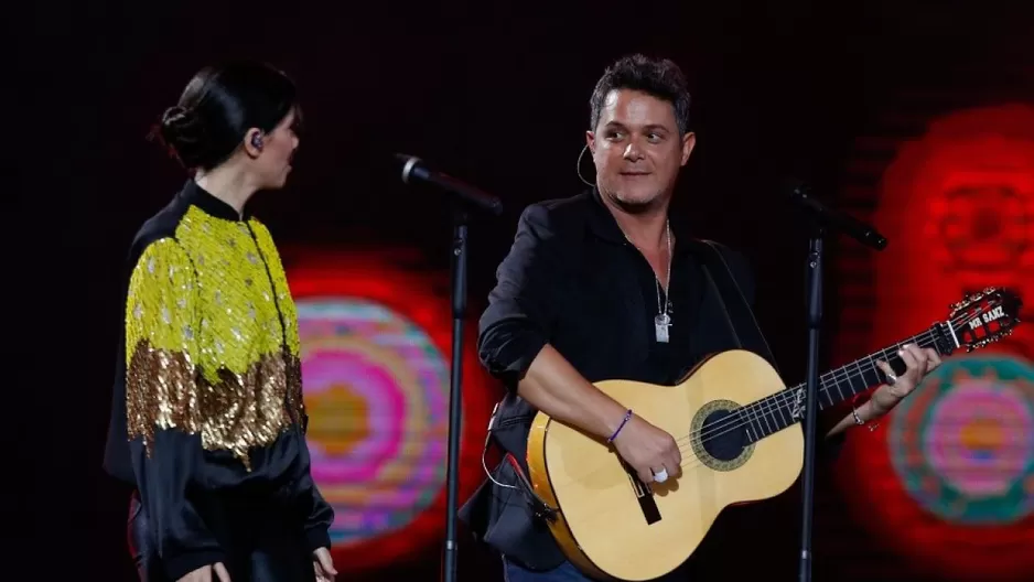 Javiera Mena se olvidó la letra de canción de Alejandro Sanz. Foto: EFE