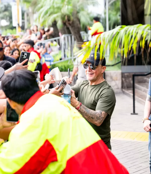 Alejandro Sanz compartió con sus seguidores en los exteriores del hotel JW Marriot de Miraflores / Masterlive Alejandro Sanz compartió con sus seguidores en los exteriores del hotel JW Marriot de Miraflores / Masterlive