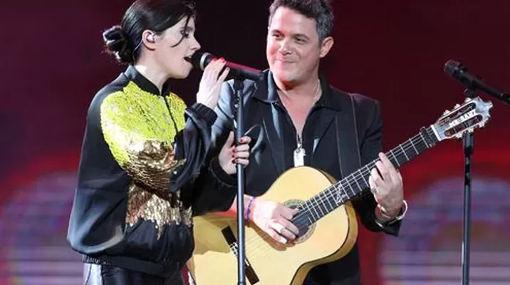 Alejandro Sanz y Javiera Mena en Viña del Mar. Foto: AFP Alejandro Sanz y Javiera Mena en Viña del Mar. Foto: AFP