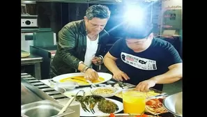 Alejandro Sanz y Rubén Blades preparando un tiradito. Foto: Instagram