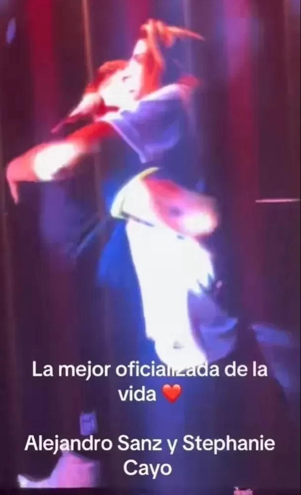 Alejandro Sanz abrazó a Stephanie Cayo en pleno concierto / TikTok: @tefatrefa
