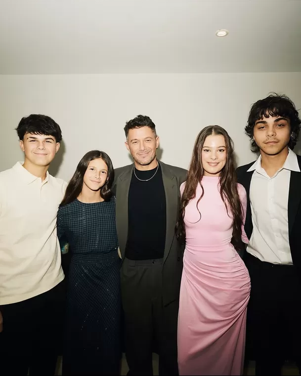 Alejandro Sanz con sus cuatro hijos en el estreno del musical 'El alma al aire' / IG: @alejandrosanz Alejandro Sanz con sus cuatro hijos en el estreno del musical 'El alma al aire' / IG: @alejandrosanz