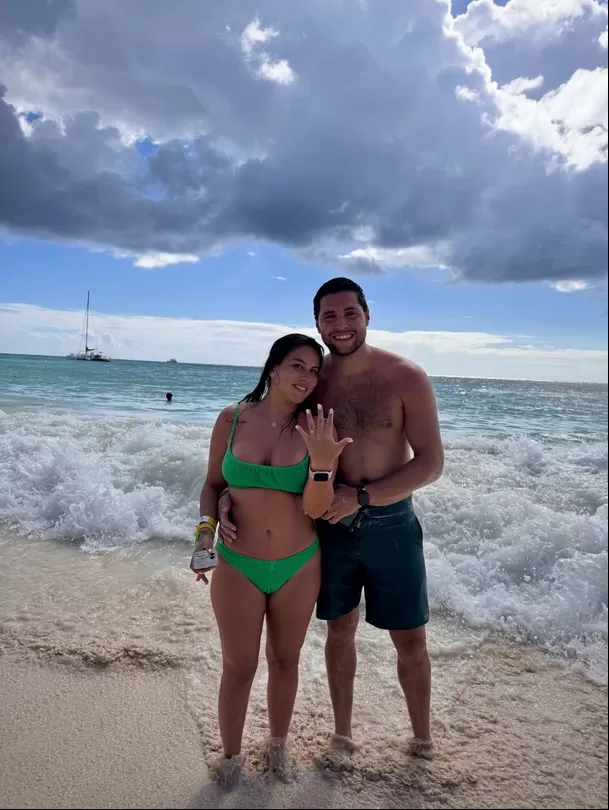 Aleska Zambrano y Manolo Rodríguez se comprometieron en diciembre de 2025 durante un viaje a Punta Cana / IG: @alezambranoldm Aleska Zambrano y Manolo Rodríguez se comprometieron en diciembre de 2025 durante un viaje a Punta Cana / IG: @alezambranoldm