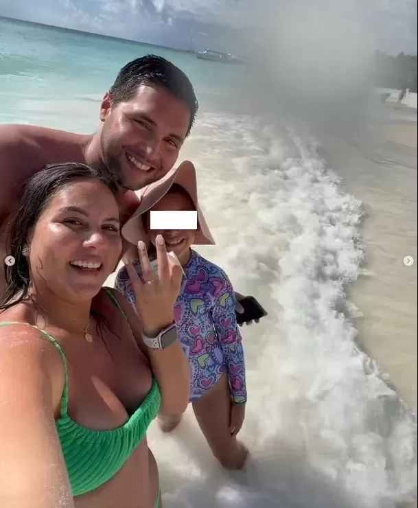 Aleska Zambrano, expareja de Said Palao, anunció su compromiso con Manolo Rodríguez junto a su hija Caetana / Instagram 