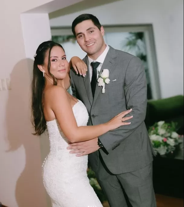 La influencer respondió con humor a una usuaria que elogió el físico de su flamante esposo, Manolo, y terminó lanzando una inesperada frase que desató risas entre sus seguidores. Video: @aleskazambranoldm