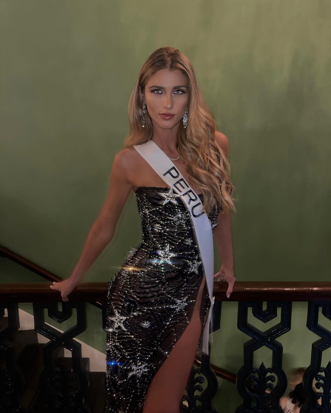 Alessia Rovegno impactó en cena del Miss Universo con mismo vestido que usó Thalía