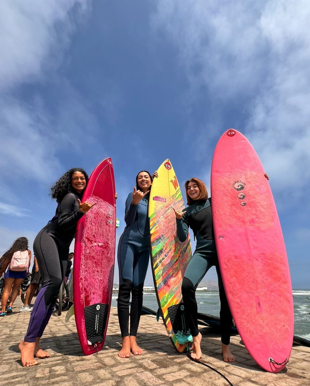 Alex Béjar, Guadalupe Farfán y Brenda Matos tomaron clase de surf en la Costa Verde. Fuente: Instagram