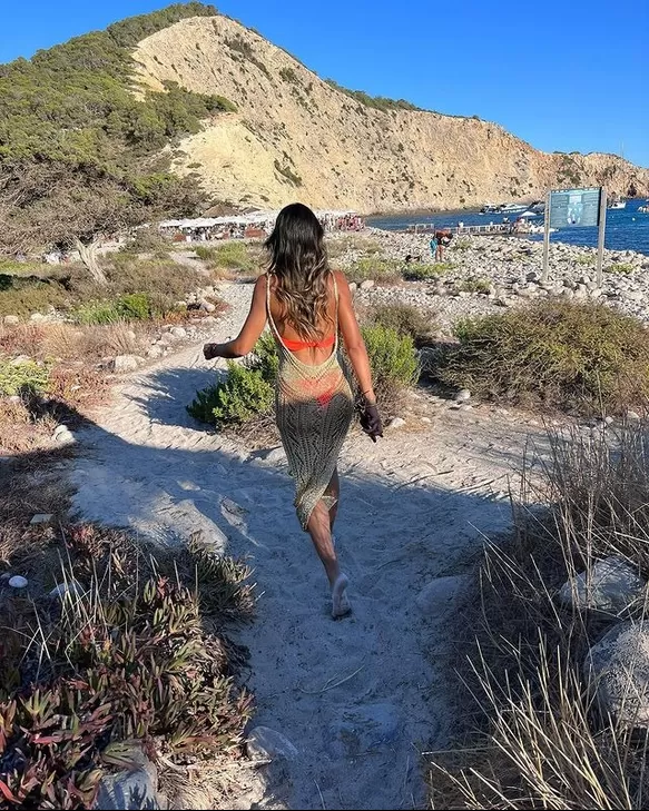 Alondra García Miró impactó con espectacular figura en playas de Ibiza