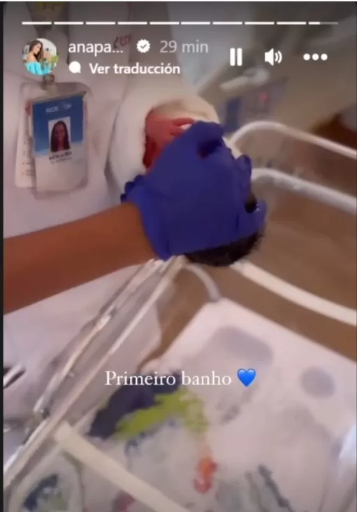 Ana Paula Consoré captó el preciso momento en el que el pequeño Giussepe Guerrero recibió su primer baño/Foto: Instagram