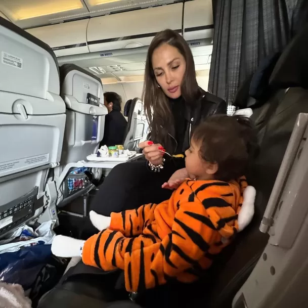 Ana Paula Consorte junto a su hijo Paolo André en el avión. Fuente: Instagram