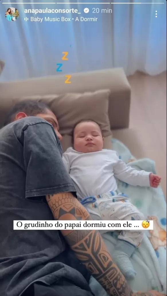 Paolo Guerrero durmiendo junto a su pequeño bebé, Paolo André. Fuente: Instagram