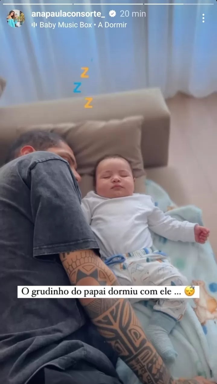 Paolo Guerrero durmiendo junto a su pequeño bebé, Paolo André. Fuente: Instagram