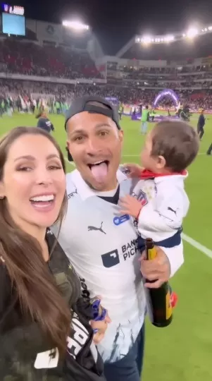 Paolo Guerrero y Ana Paula Consorte tras coronarse campeón con el LDU. Fuente Instagram