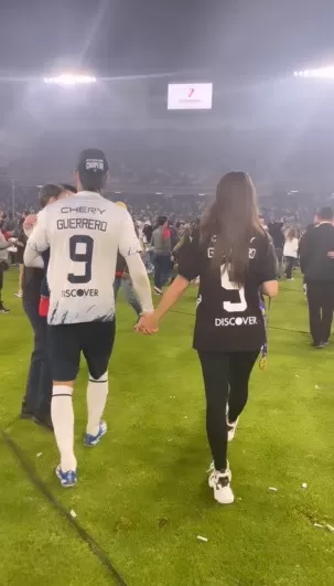 Paolo Guerrero y Ana Paula Consorte tras coronarse campeón con el LDU. Fuente Instagram