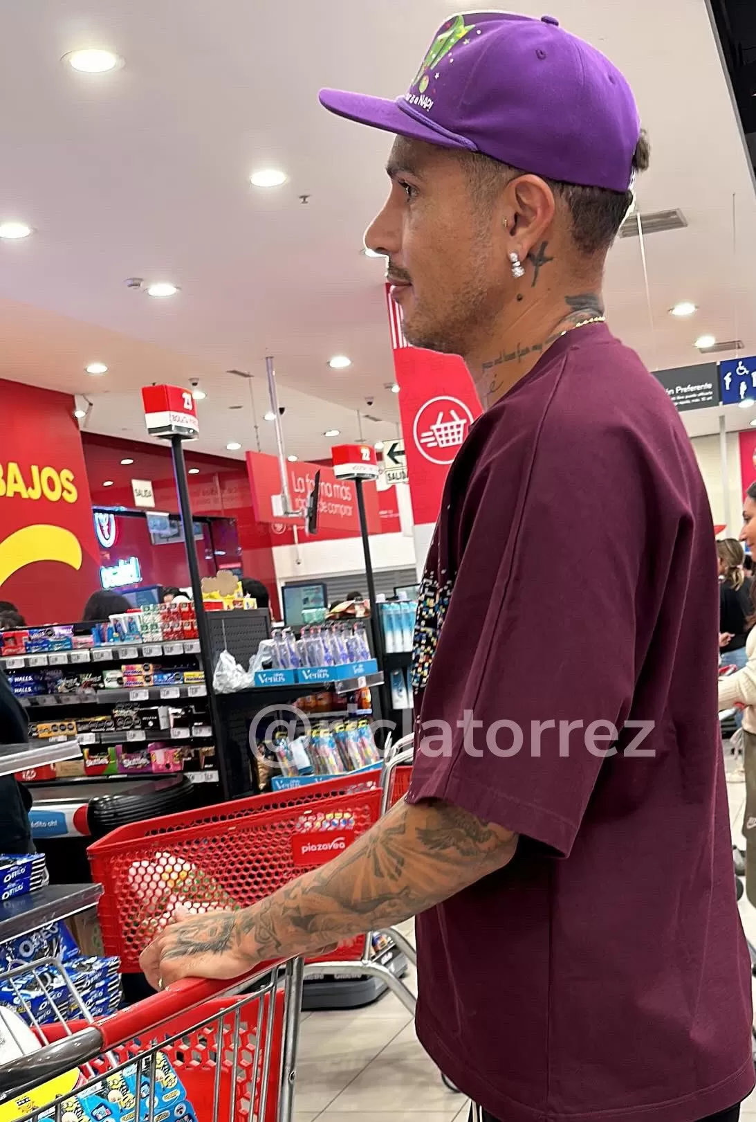 Paolo Guerrero en supermercado de Jesús María / X: Ric La Torre