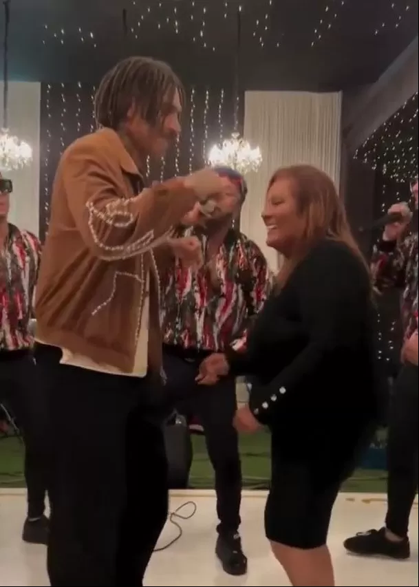 Paolo Guerrero bailando con doña Peta en su cumpleaños / Captura