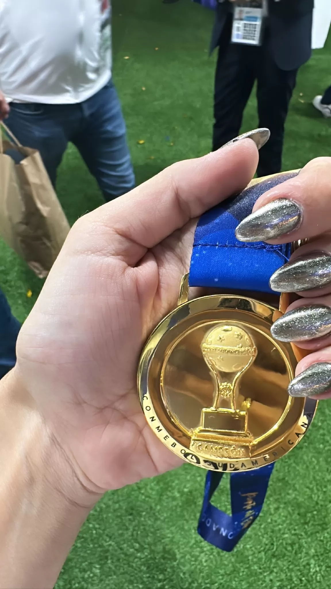 Ana Paula luciendo la medalla de campeón de Paolo Guerrero. Fuente: Instagram