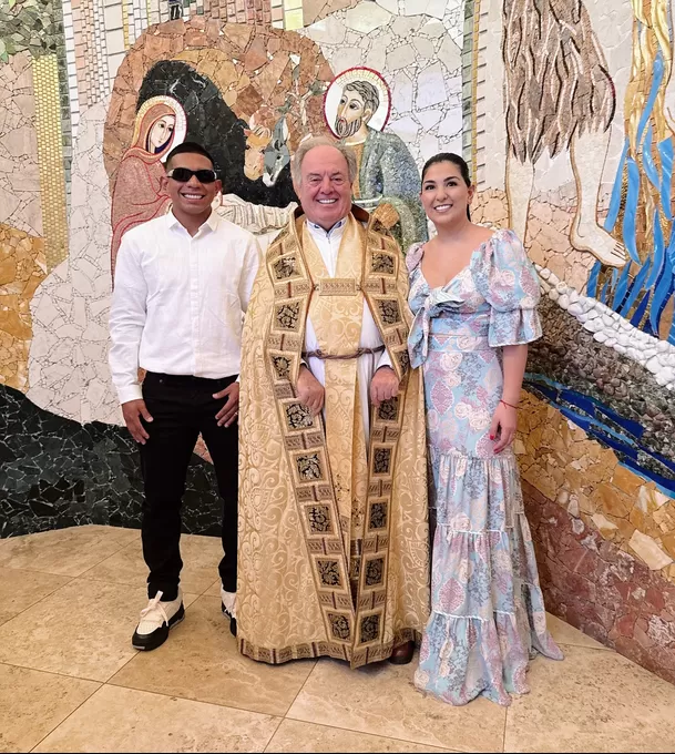 Ana Siucho y Edison Flores recibieron la bendición del padre Pablo Larrán/Foto: Instagram