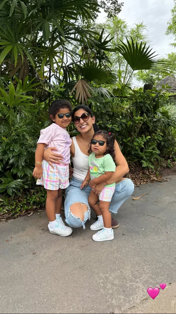 Ana Siucho y sus dos hijas en Animal Kingdom / Instagram 