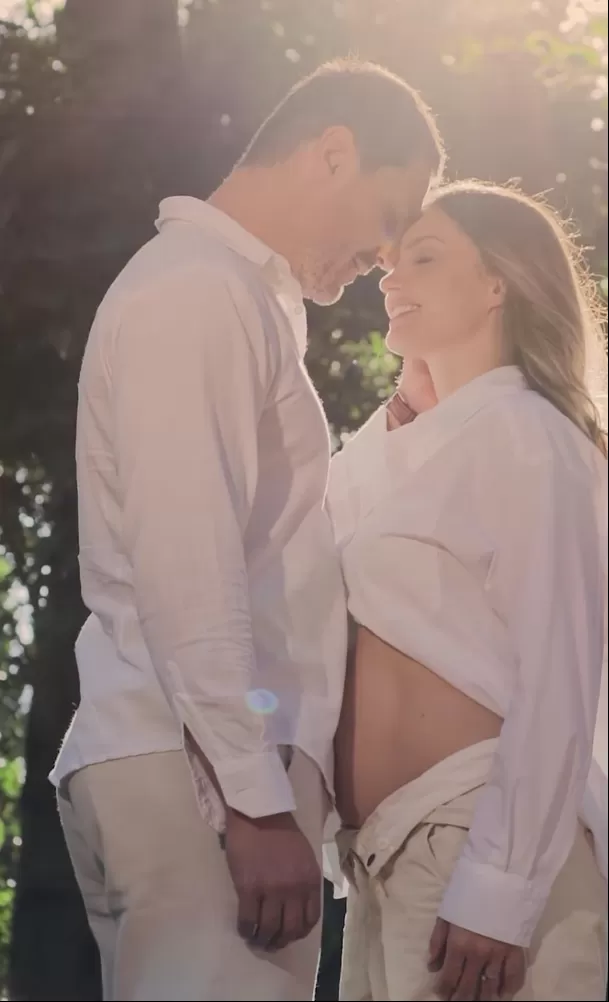 En el marco del Día del Padre, Cachaza compartió el especial momento en que le contó a su pareja que serían padres. La noticia desató una emotiva reacción que rápidamente se volvió viral. Video y fotos: IG @carolreali En el marco del Día del Padre, Cachaza compartió el especial momento en que le contó a su pareja que serían padres. La noticia desató una emotiva reacción que rápidamente se volvió viral. Video y fotos: IG @carolreali