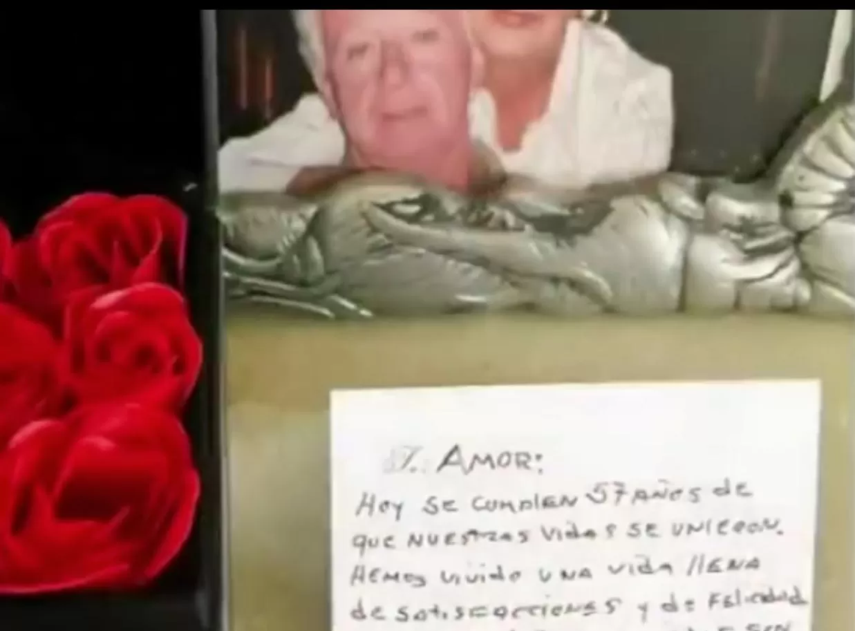 Tarjeta que doña Isabel nunca pudo leer por sus 57 años de casada al que se refiere Andrea Legarreta / Foto: IG Andrea Legarreta