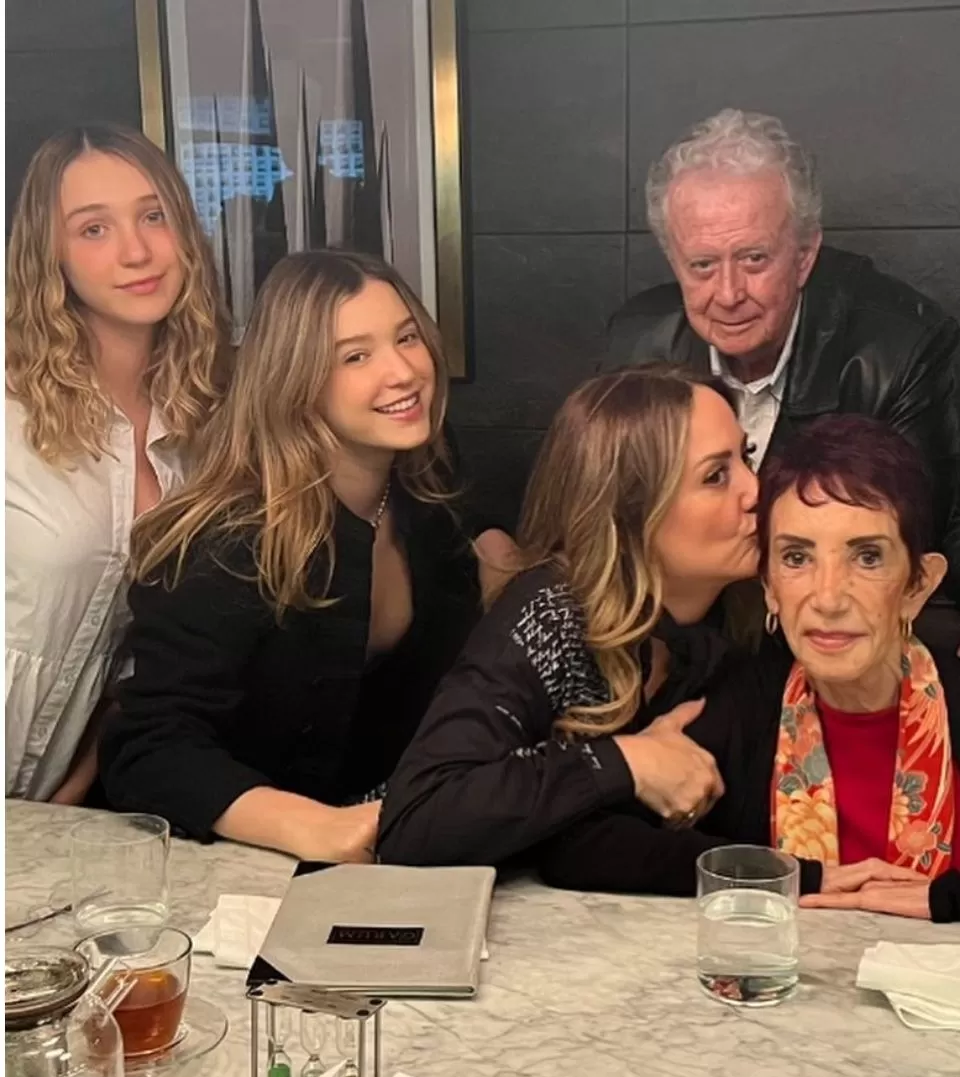 Foto Familiar de Andrea Legarreta junto a sus padres e hijas / Foto: IG Andrea Legarreta