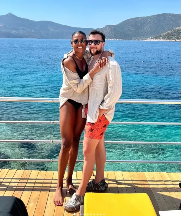 La voleibolista peruana compartió imágenes del especial momento en que su pareja le pidió matrimonio frente al mar y conmovió a sus seguidores con una emotiva dedicatoria. Video: Instagram