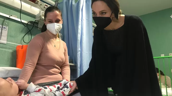 Angelina Jolie visitó a los niños ucranianos ingresados en un hospital romano. EFE Angelina Jolie visitó a los niños ucranianos ingresados en un hospital romano. EFE