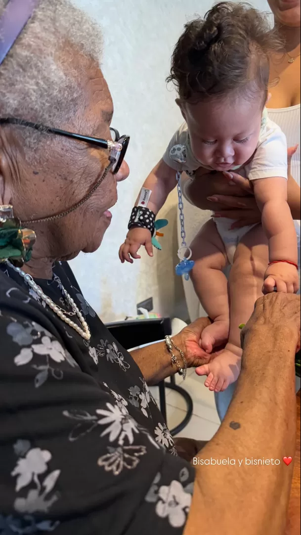 Angie Arizaga compartió adorable imagen entre su hijo y su bisabuela. Fuente: Instagram Angie Arizaga compartió adorable imagen entre su hijo y su bisabuela. Fuente: Instagram