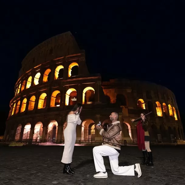 Angie Arizaga y Jota Benz se comprometieron en Roma el pasado 30 de diciembre de 2025 / Instagram