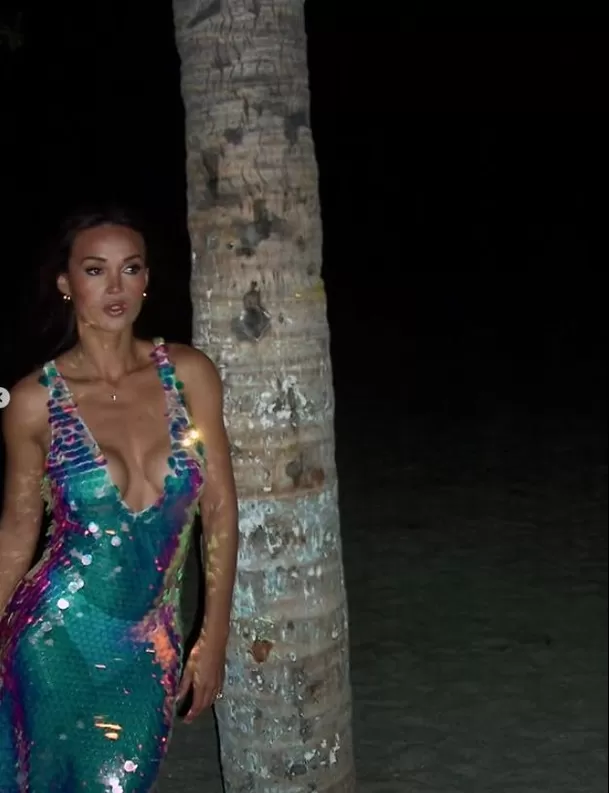 La modelo sorprendió a sus seguidores con un sensual look durante una noche en la playa y dejó claro cuál fue su inspiración Video: Instagram @angiearizaga La modelo sorprendió a sus seguidores con un sensual look durante una noche en la playa y dejó claro cuál fue su inspiración Video: Instagram @angiearizaga