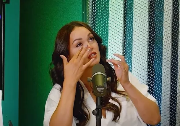 Angie Arizaga lloró al revelar están separados desde hace seis seños. YouTube/Radio Felicidad