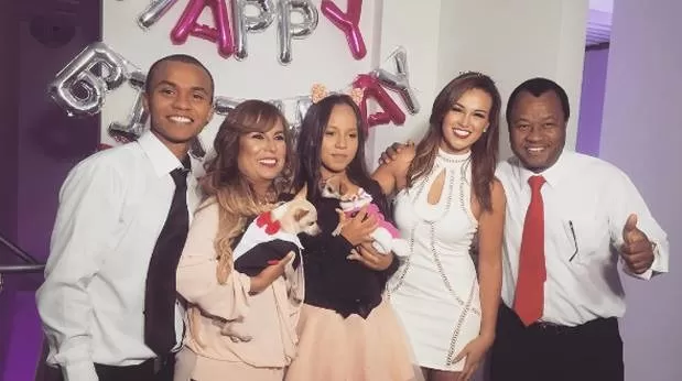 Angie Arizaga junto a sus padres y hermanos. Fuente: Facebook Angie Arizaga junto a sus padres y hermanos. Fuente: Facebook