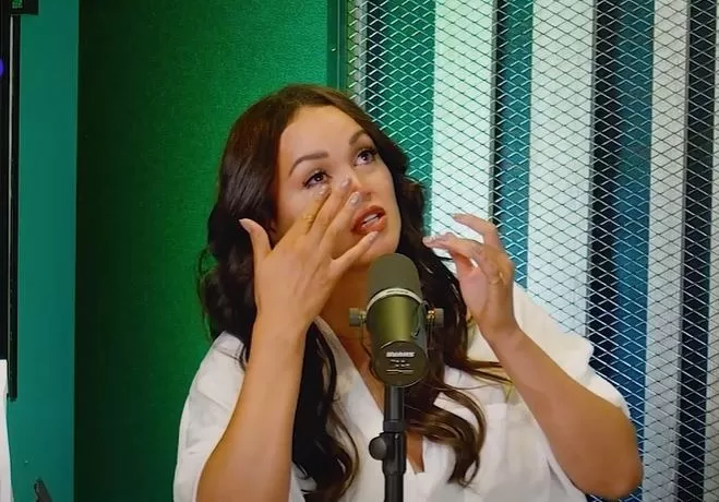 Angie Arizaga lloró al revelar están separados desde hace seis seños. YouTube/Radio Felicidad Angie Arizaga lloró al revelar están separados desde hace seis seños. YouTube/Radio Felicidad