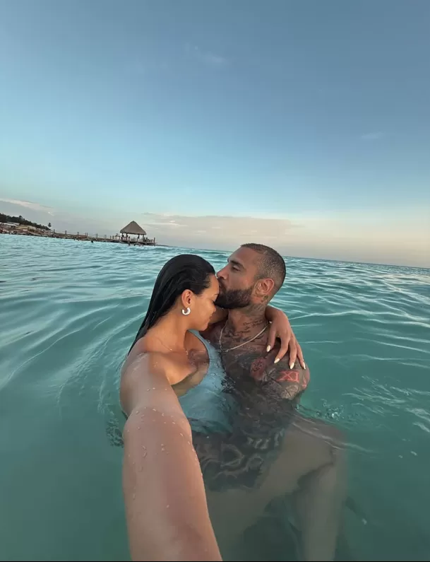 Angie Arizaga y Jota Benz protagonizaron romántico momento en Punta Cana / Instagram