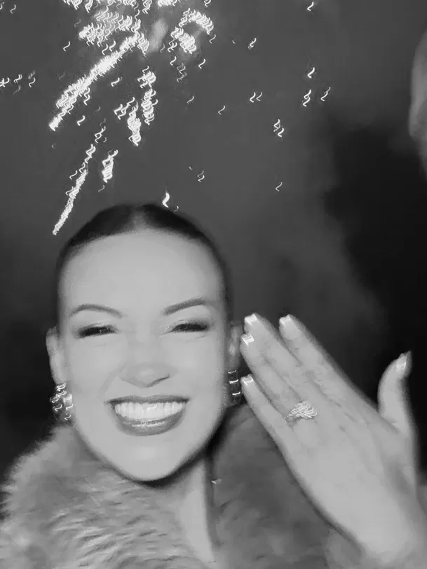 Angie Arizaga emocionada por su pedida de matrimonio en Roma / Instagram