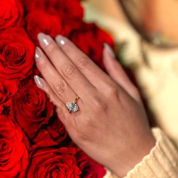 Revelan el precio del anillo de compromiso que Jota Benz le entregó a Angie Arizaga / Instagram