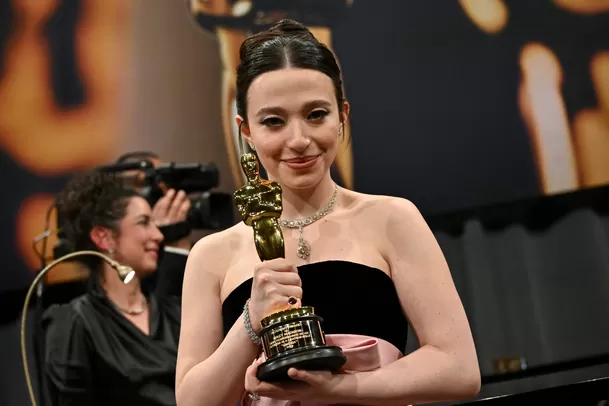 Mickey Madison se llevó el Oscar en la categoría a Mejor actriz principal / AFP Mickey Madison se llevó el Oscar en la categoría a Mejor actriz principal / AFP