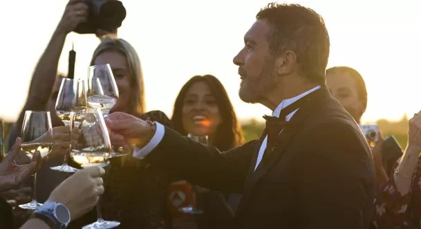 Antonio Banderas brindó con la prensa tras boda de su hija/ Instagram