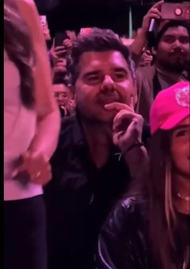 La reacción de Antonio de la Rúa mientras Shakira canta 'Día de enero' en México / Captura