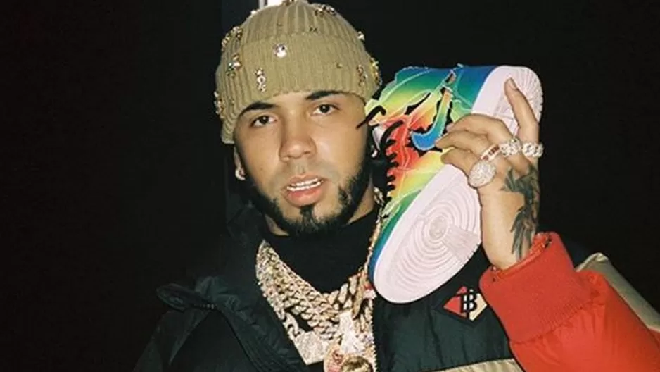 El cantante Anuel AA no tuvo problemas en compartir una foto como mujer gracias al FaceApp