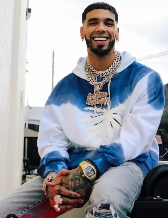 Anuel AA se encontraba en Miami para ultimar detalles del lanzamiento de su nuevo disco pero presentó un agudo cuadro de apendicitis y fue internado de emergencia/ Foto: Instagram