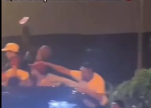 Video viral de Tik Tok captó el momento en el que Anuel AA fue víctima del robo de su gorra camino al Jorge Chávez/ Foto: Captura TikTok